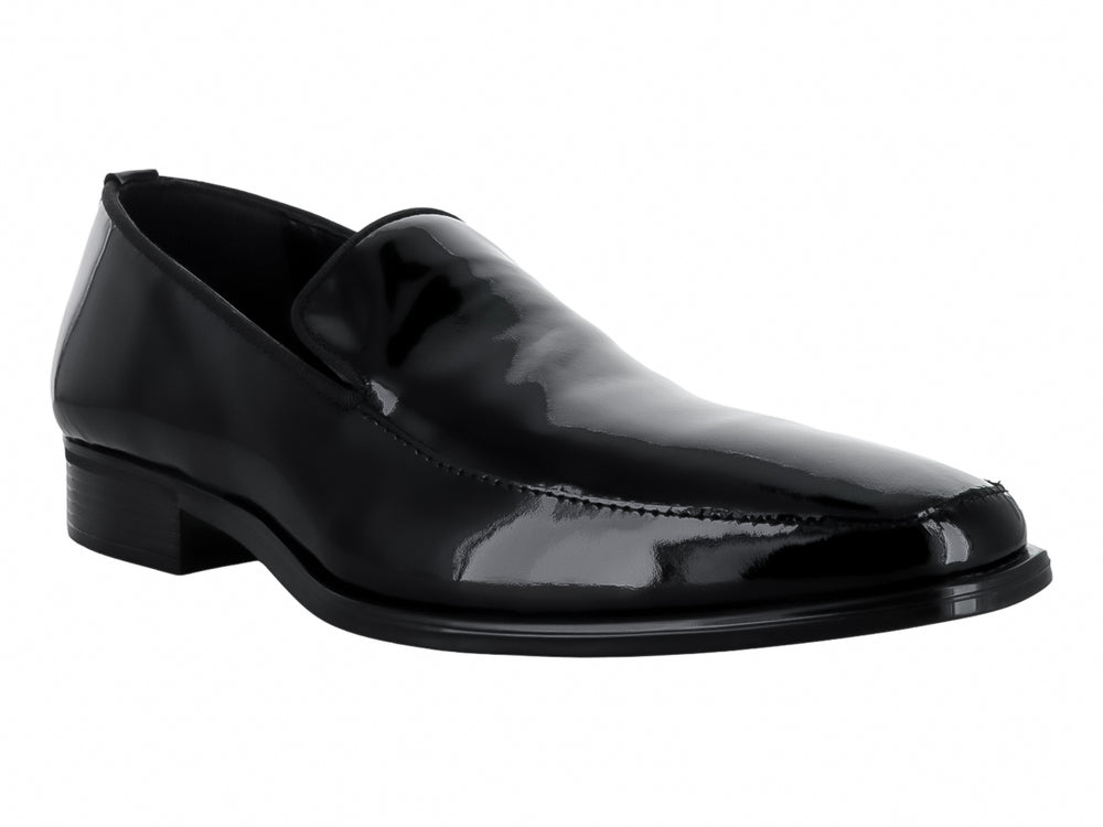 Zapato mocasín para hombre de color negro acabado en charol brillante, estilo elegante y formal.