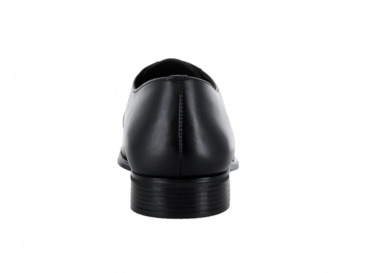Zapato formal de hombre marca Gino Cherruti en color negro, material de cuero brillante con agujetas.