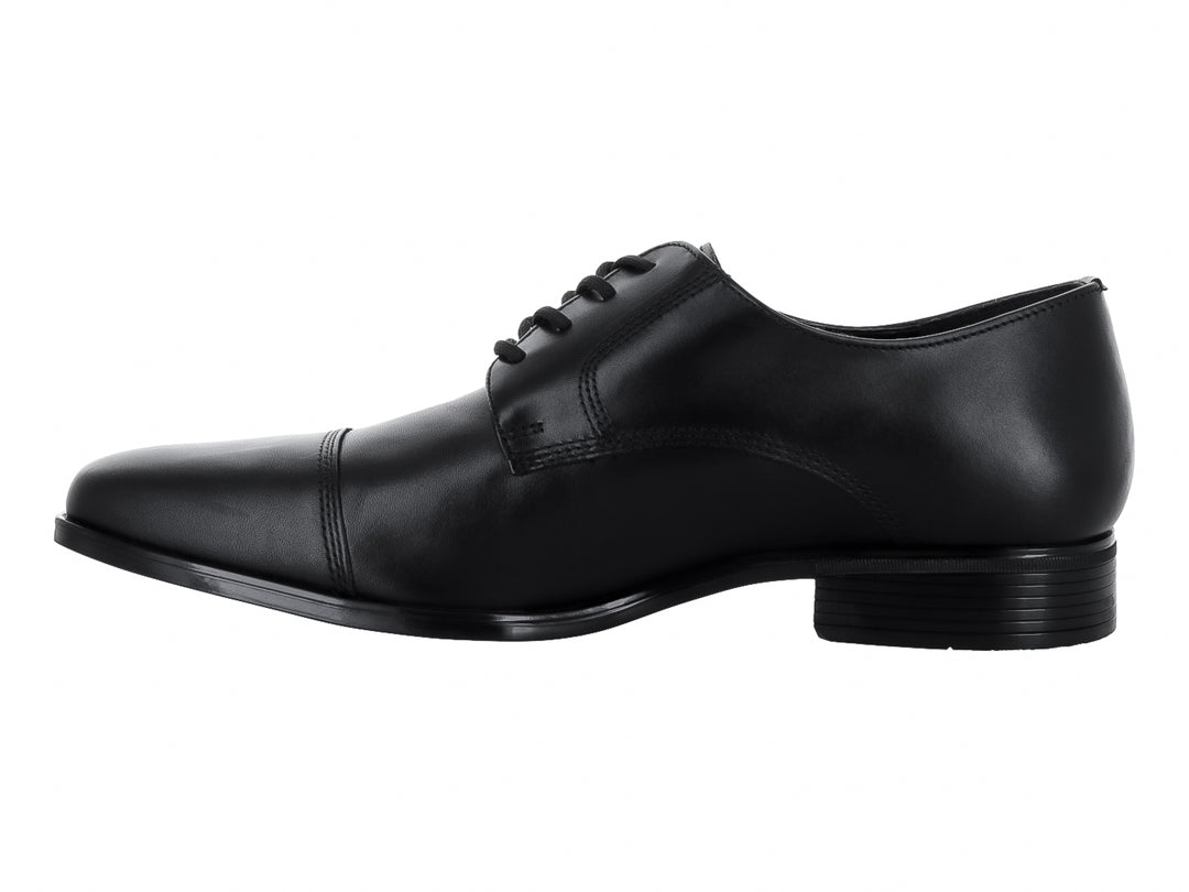 Zapato formal de hombre marca Gino Cherruti en color negro, material de cuero brillante con agujetas.