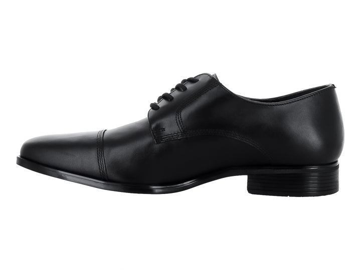 Zapato formal de hombre marca Gino Cherruti en color negro, material de cuero brillante con agujetas.