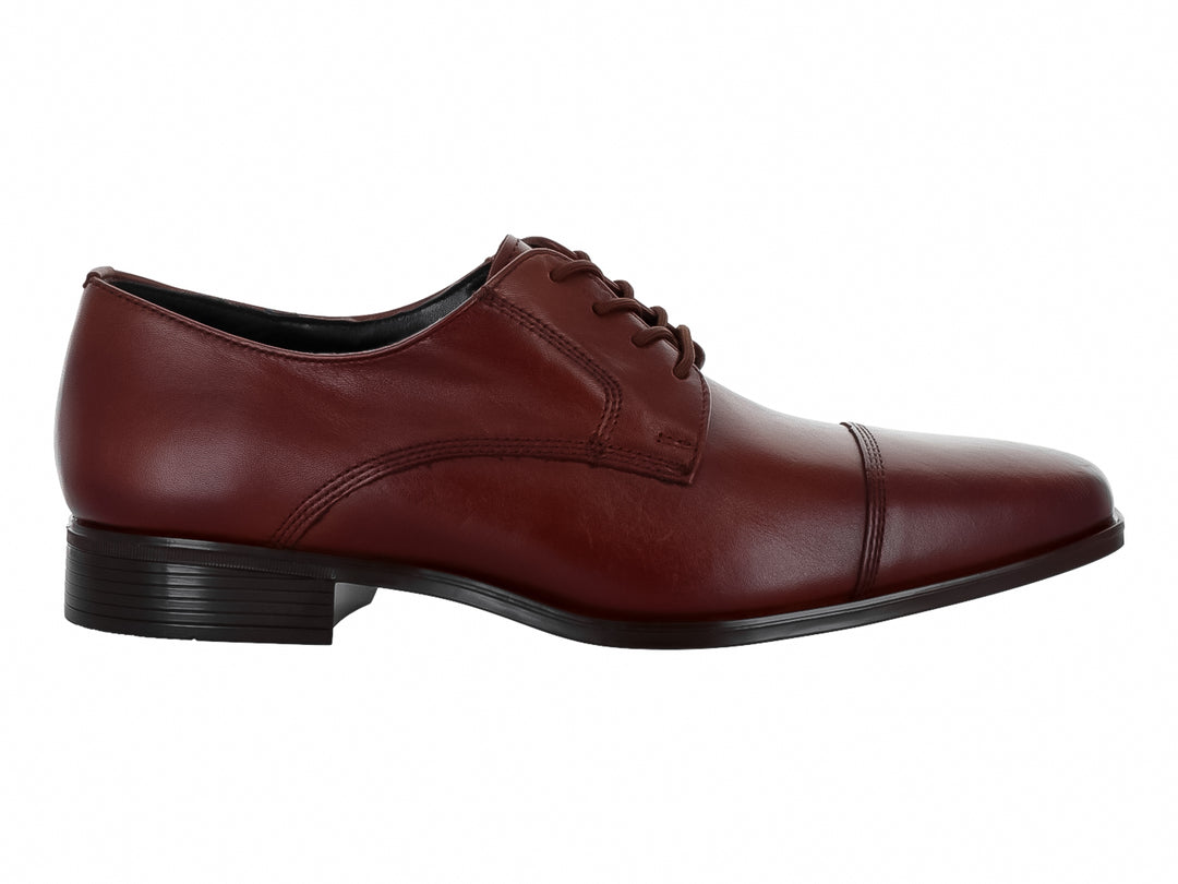 Zapato formal de cuero color café con agujetas y suela negra para hombre.