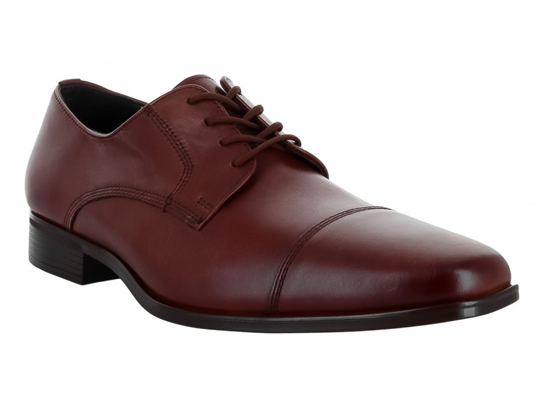 Zapato formal de cuero color café con agujetas y suela negra para hombre.