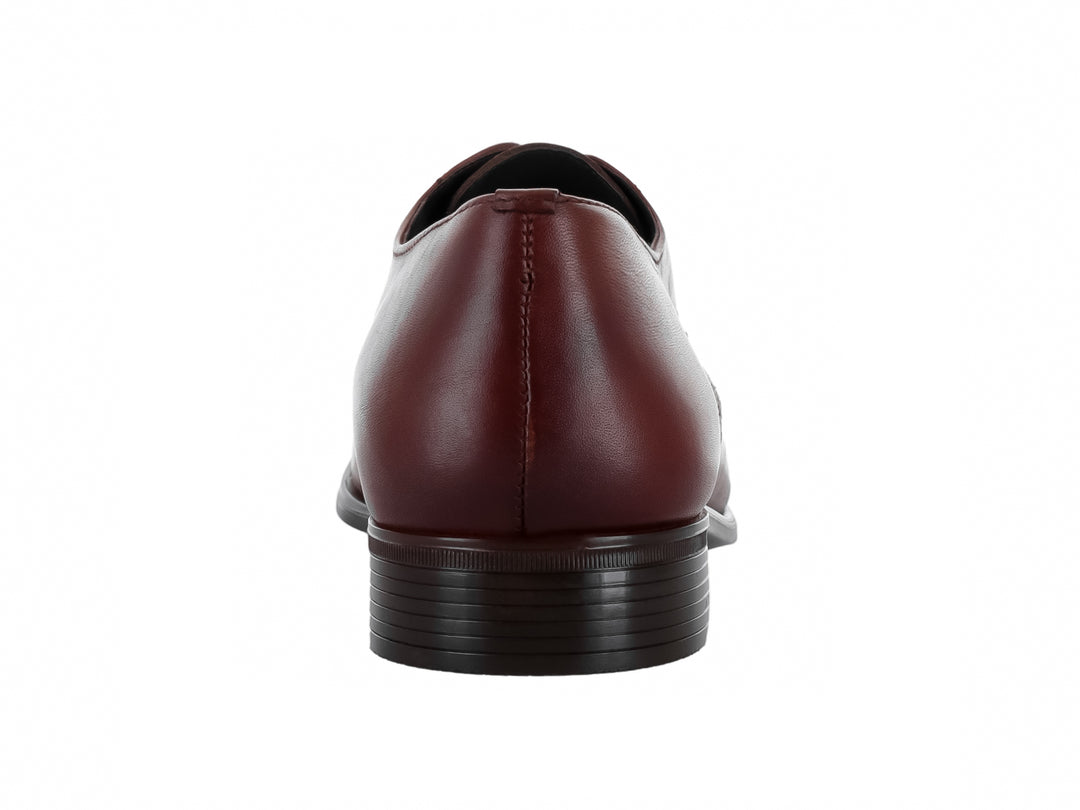 Zapato formal de cuero color café con agujetas y suela negra para hombre.
