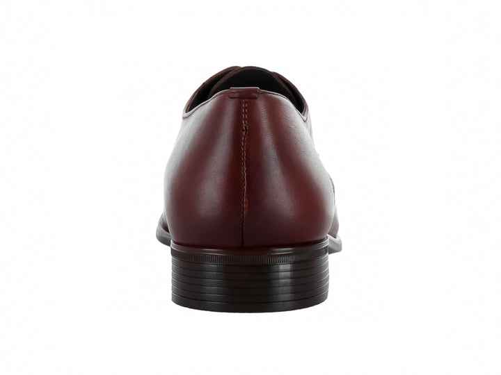 Zapato formal de cuero color café con agujetas y suela negra para hombre.