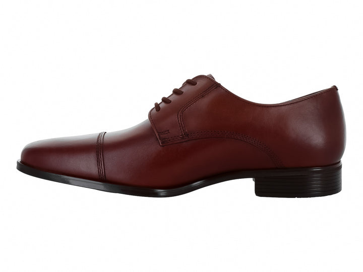 Zapato formal de cuero color café con agujetas y suela negra para hombre.