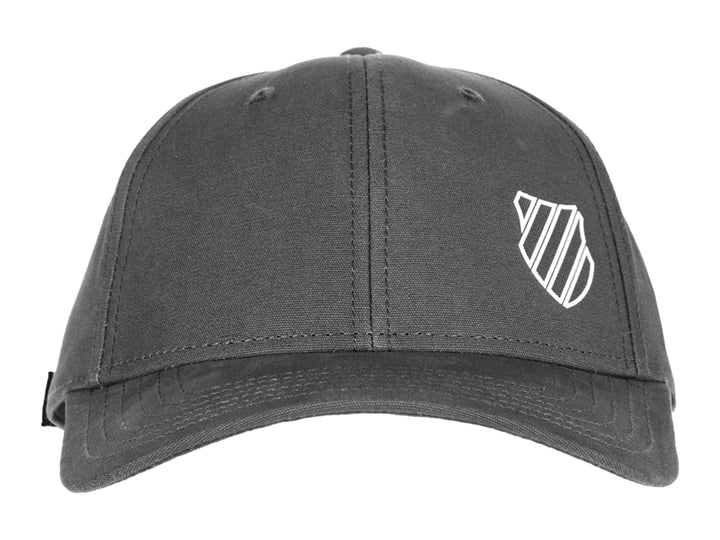 Gorra de béisbol K-Swiss en color gris con logotipo blanco frontal y etiqueta lateral.
