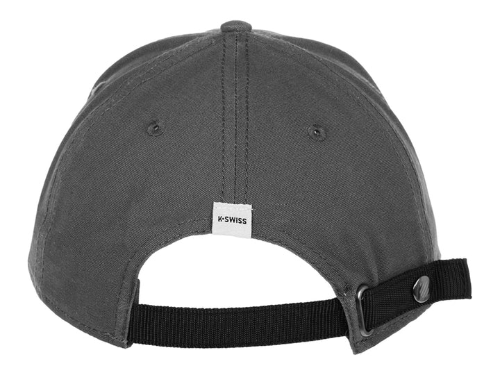 Gorra de béisbol K-Swiss en color gris con logotipo blanco frontal y etiqueta lateral.