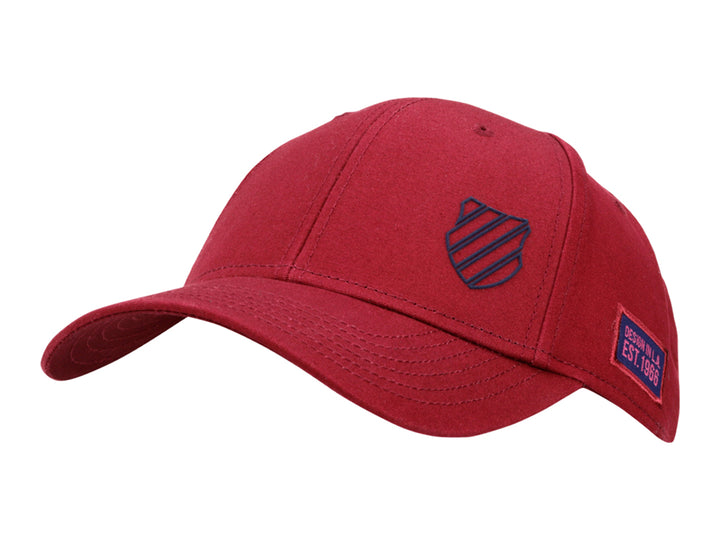 Gorra de béisbol K-Swiss en color vino con logotipo bordado en el frente y etiqueta lateral.