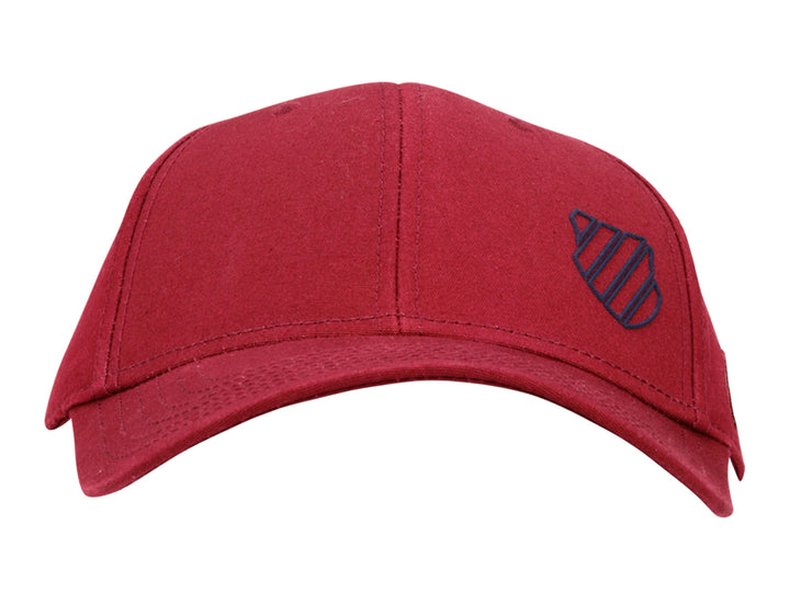 Gorra de béisbol K-Swiss en color vino con logotipo bordado en el frente y etiqueta lateral.