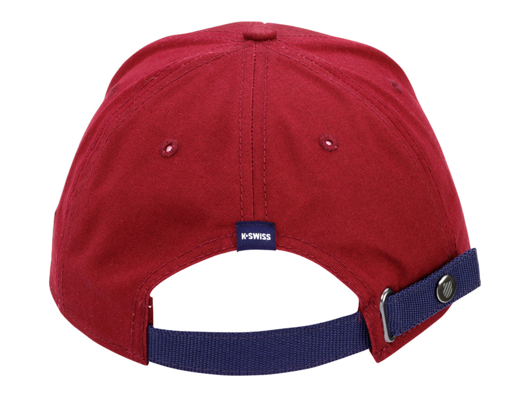 Gorra de béisbol K-Swiss en color vino con logotipo bordado en el frente y etiqueta lateral.