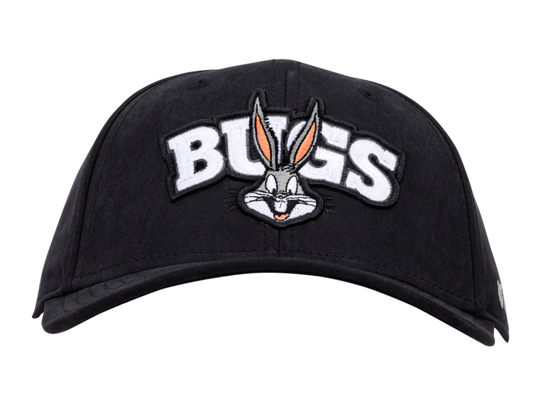 Gorra de béisbol negra K-Swiss con bordado frontal de Bugs Bunny y logotipo lateral blanco.