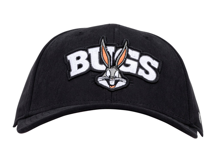Gorra de béisbol negra K-Swiss con bordado frontal de Bugs Bunny y logotipo lateral blanco.