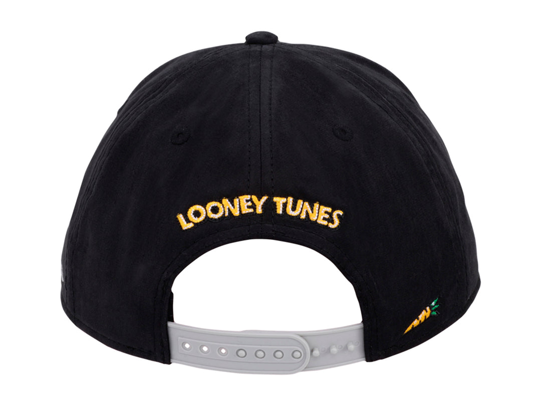 Gorra de béisbol negra K-Swiss con bordado frontal de Bugs Bunny y logotipo lateral blanco.