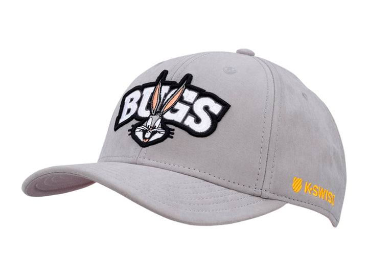 Gorra de béisbol color gris con bordado frontal de Bugs Bunny y logotipo lateral de K-Swiss en amarillo.