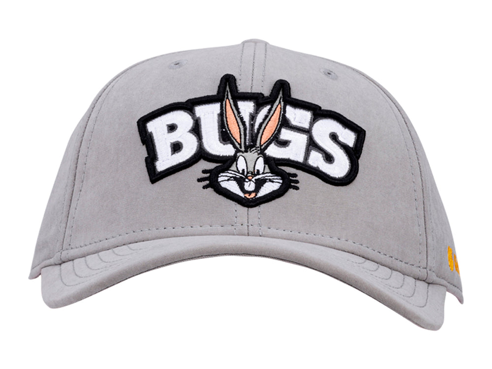Gorra de béisbol color gris con bordado frontal de Bugs Bunny y logotipo lateral de K-Swiss en amarillo.