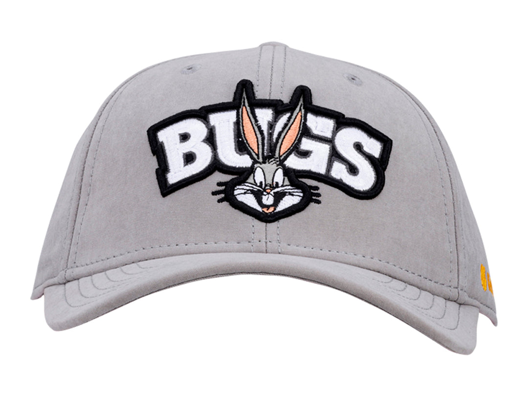 Gorra de béisbol color gris con bordado frontal de Bugs Bunny y logotipo lateral de K-Swiss en amarillo.