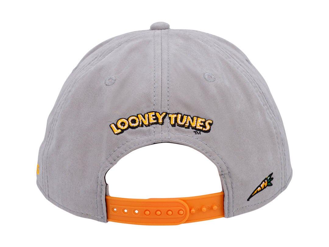 Gorra de béisbol color gris con bordado frontal de Bugs Bunny y logotipo lateral de K-Swiss en amarillo.