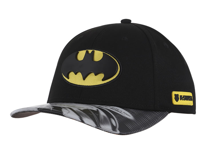 Gorra negra K-SWISS con logotipo de Batman en amarillo y visor con estampado gráfico.