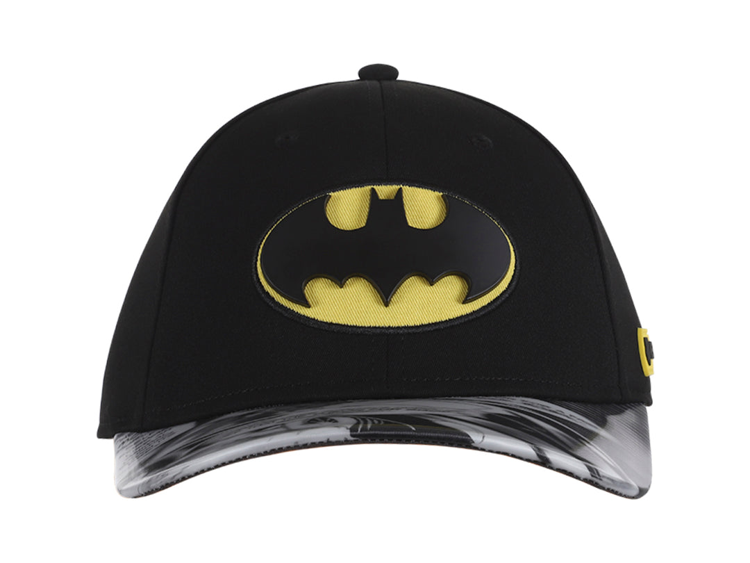 Gorra negra K-SWISS con logotipo de Batman en amarillo y visor con estampado gráfico.