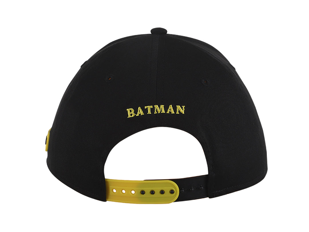 Gorra negra K-SWISS con logotipo de Batman en amarillo y visor con estampado gráfico.