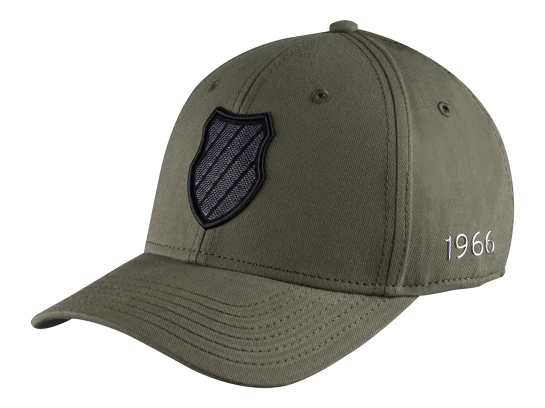 Gorra de béisbol K-Swiss en color olive con logotipo frontal y el año 1966 bordado en el lateral.