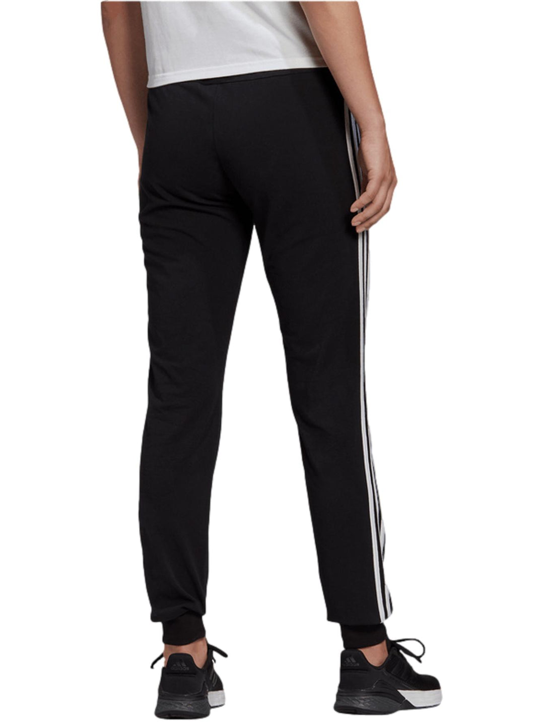Pantalones deportivos negros Adidas con tres franjas blancas laterales y puños en los tobillos.