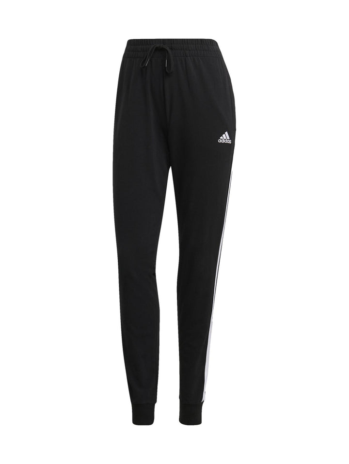 Pantalones deportivos negros Adidas con tres franjas blancas laterales y puños en los tobillos.