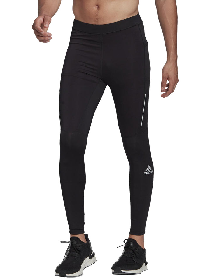 Mallas deportivas negras ajustadas de Adidas con detalles reflectantes plateados.