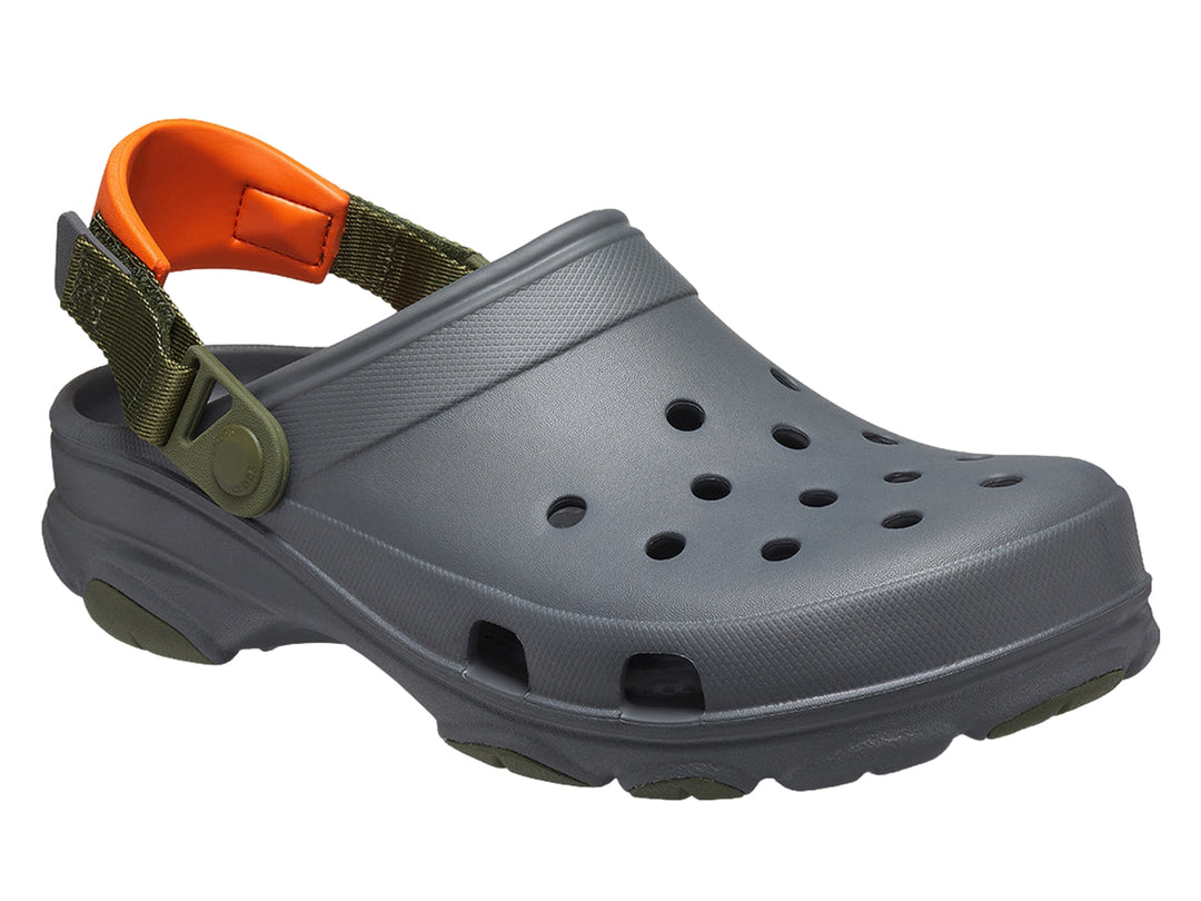 Zueco Crocs Classic All Terrain en color gris con correa ajustable naranja y verde oliva.