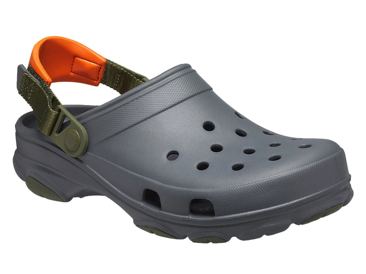 Zueco Crocs Classic All Terrain en color gris con correa ajustable naranja y verde oliva.