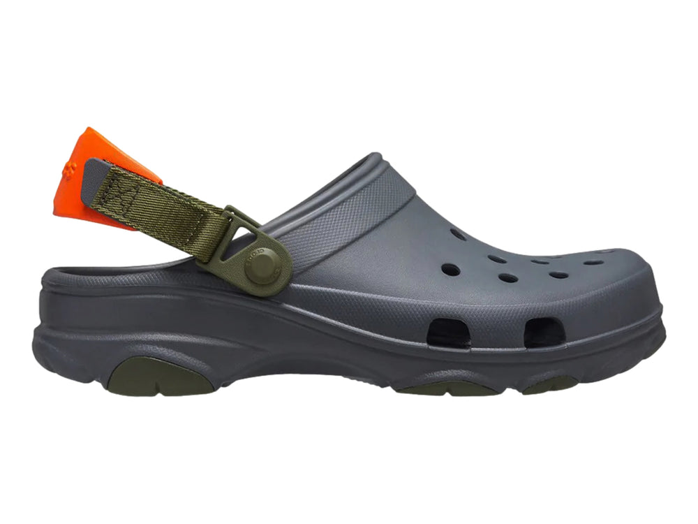 Zueco Crocs Classic All Terrain en color gris con correa ajustable naranja y verde oliva.