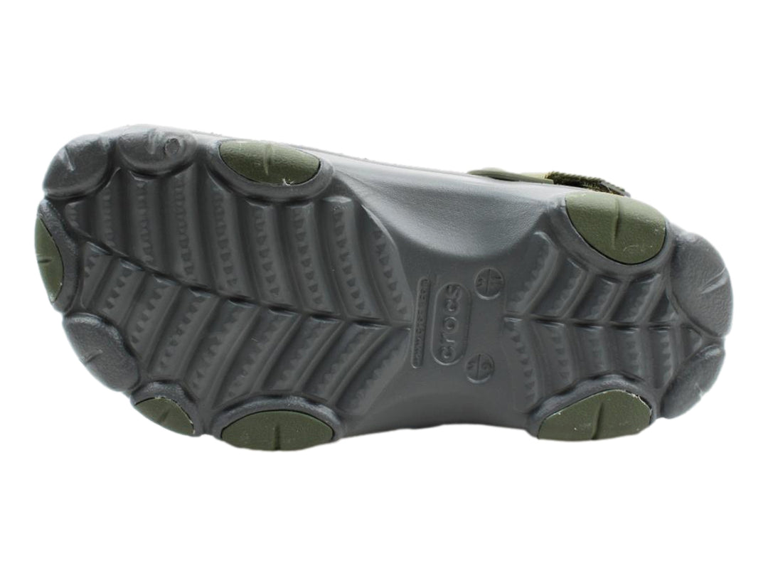 Zueco Crocs Classic All Terrain en color gris con correa ajustable naranja y verde oliva.