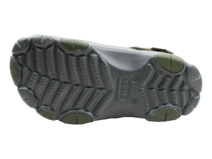 Zueco Crocs Classic All Terrain en color gris con correa ajustable naranja y verde oliva.