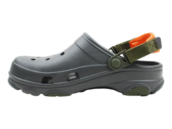 Zueco Crocs Classic All Terrain en color gris con correa ajustable naranja y verde oliva.