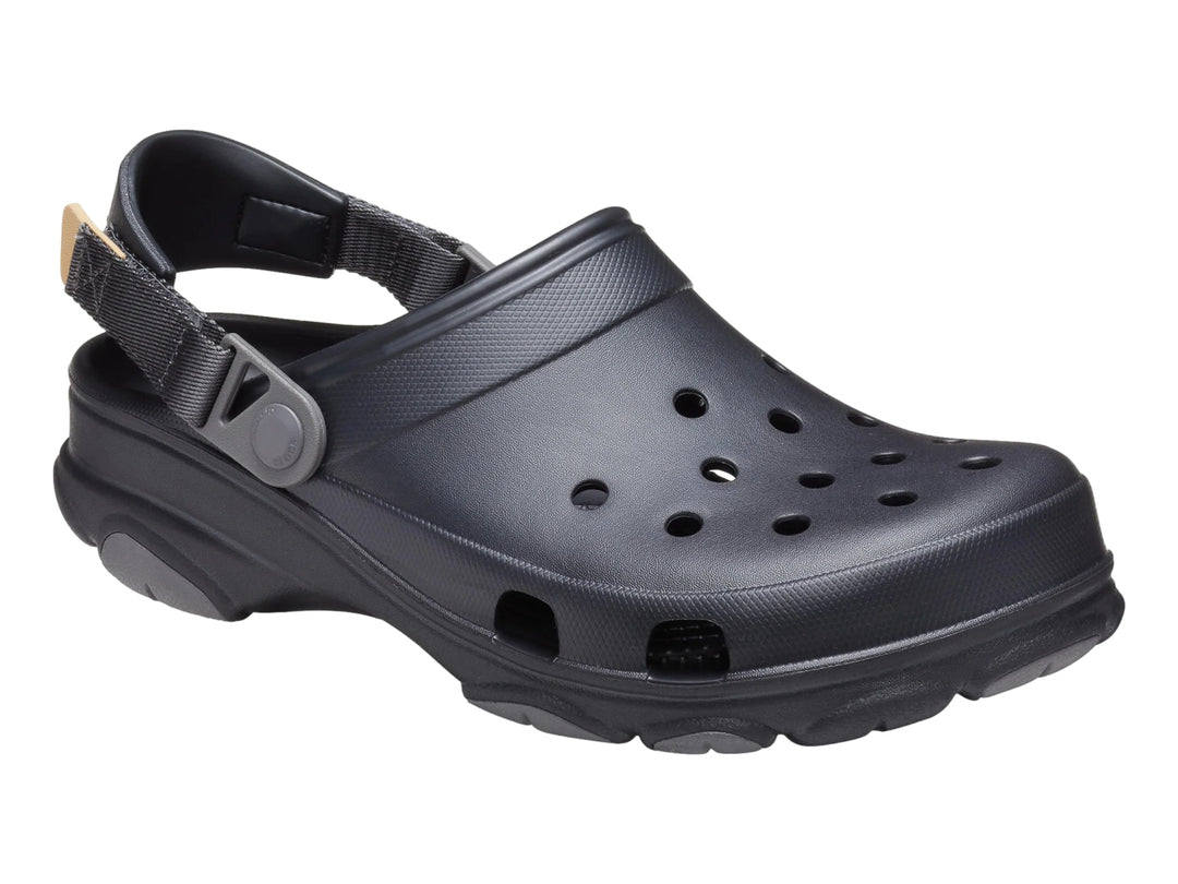 Zuecos Crocs Classic All Terrain Clog en color negro con correa ajustable y suela robusta.