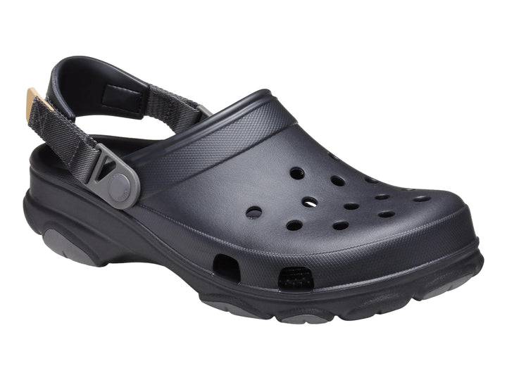 Zuecos Crocs Classic All Terrain Clog en color negro con correa ajustable y suela robusta.