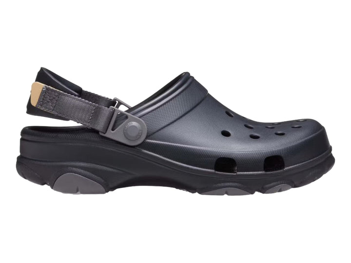 Zuecos Crocs Classic All Terrain Clog en color negro con correa ajustable y suela robusta.