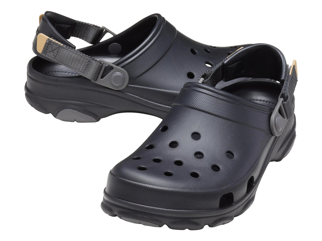 Zuecos Crocs Classic All Terrain Clog en color negro con correa ajustable y suela robusta.
