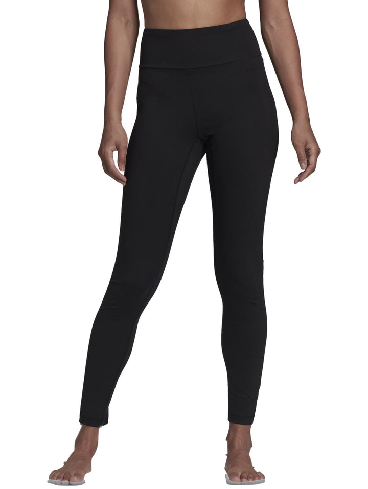 Leggings deportivos Adidas de color negro, cintura alta y ajuste ceñido al cuerpo.