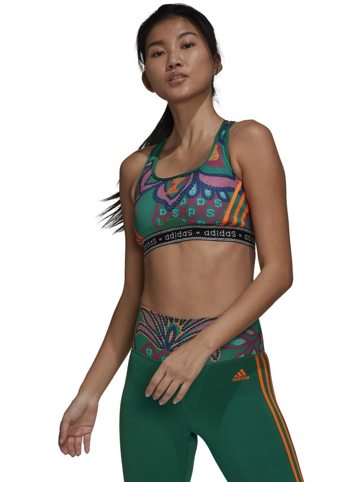 Conjunto deportivo Adidas de mujer en color verde con estampados multicolores y detalles en naranja.