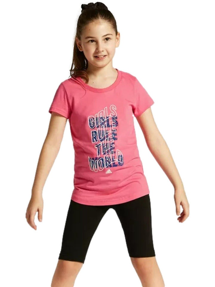 Niña vistiendo playera Adidas color magenta con texto morado &