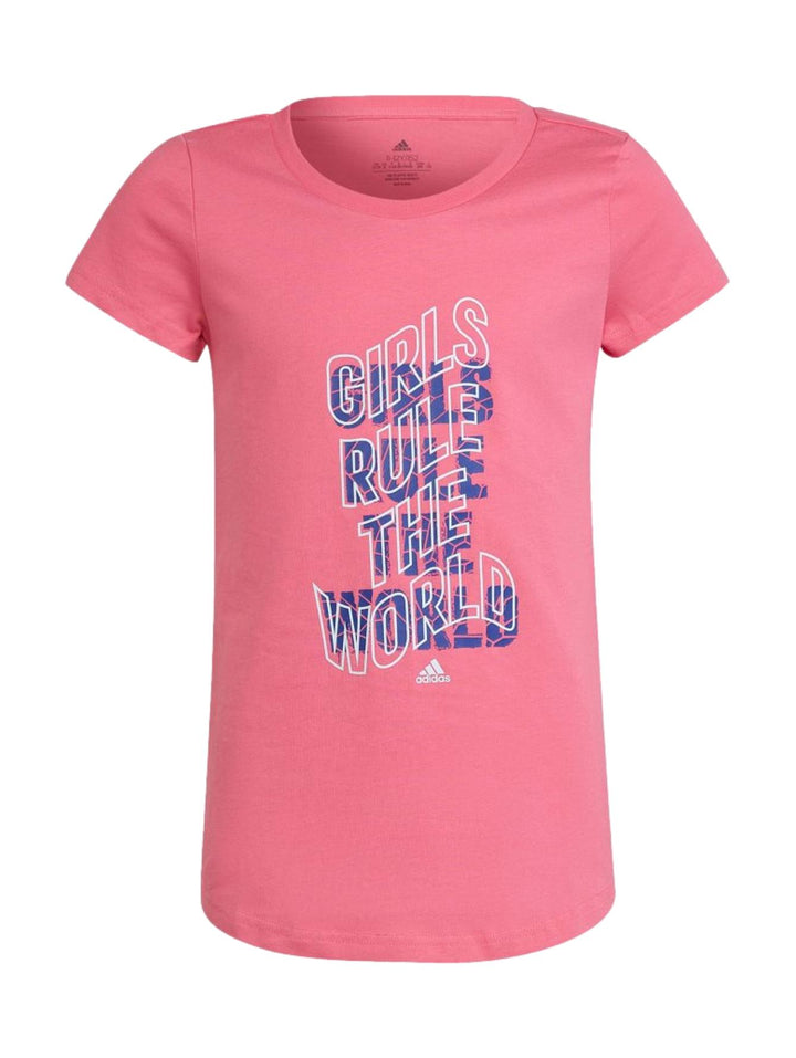 Niña vistiendo playera Adidas color magenta con texto morado &