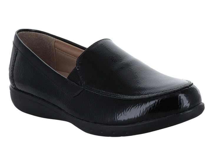 Zapato plano estilo slip-on en color negro charol brillante para mujer.