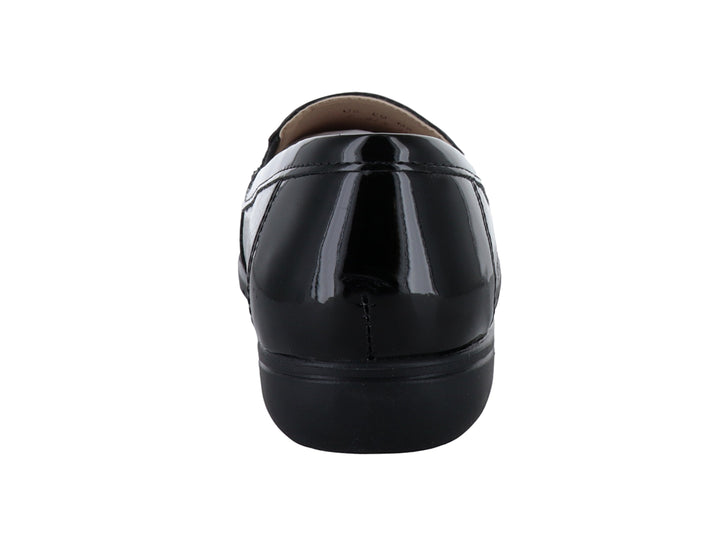 Zapato plano estilo slip-on en color negro charol brillante para mujer.