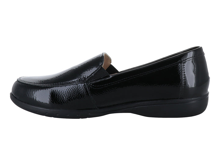 Zapato plano estilo slip-on en color negro charol brillante para mujer.