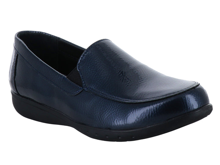 Zapato tipo mocasín de charol color azul marino con suela negra y acabado brillante.