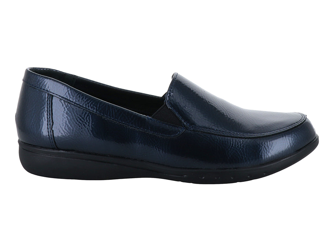 Zapato tipo mocasín de charol color azul marino con suela negra y acabado brillante.