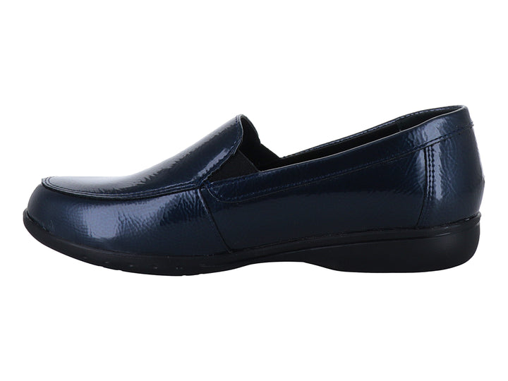 Zapato tipo mocasín de charol color azul marino con suela negra y acabado brillante.