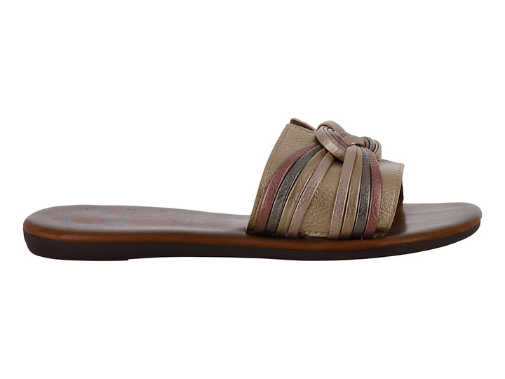 Sandalia plana para mujer de la marca Nomadas con tiras multicolores entrelazadas en el empeine y suela café.
