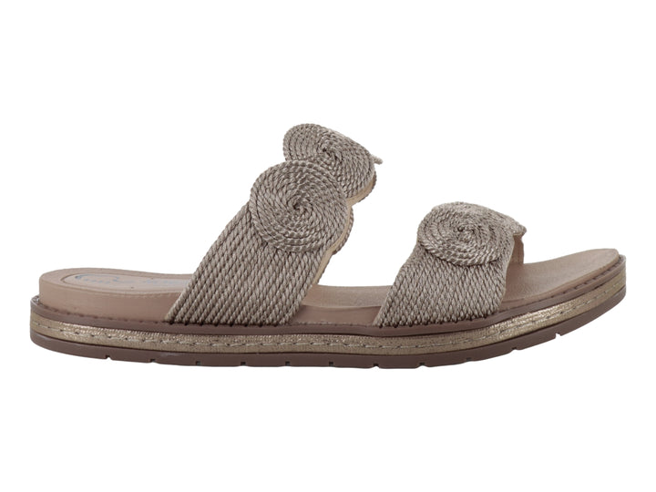 Sandalias color bronce para mujer con tiras de textil tejido y detalles circulares decorativos.